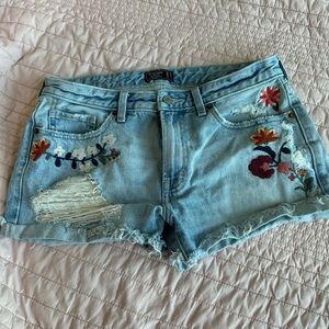 Abercrombie embrodiered shorts